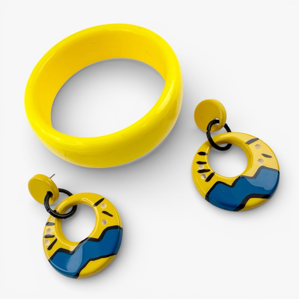 Vintage Yellow Acrylic Bangle Bracelet and Earrings Set Mod Memphis Style 1980s - Picture 2 of 8